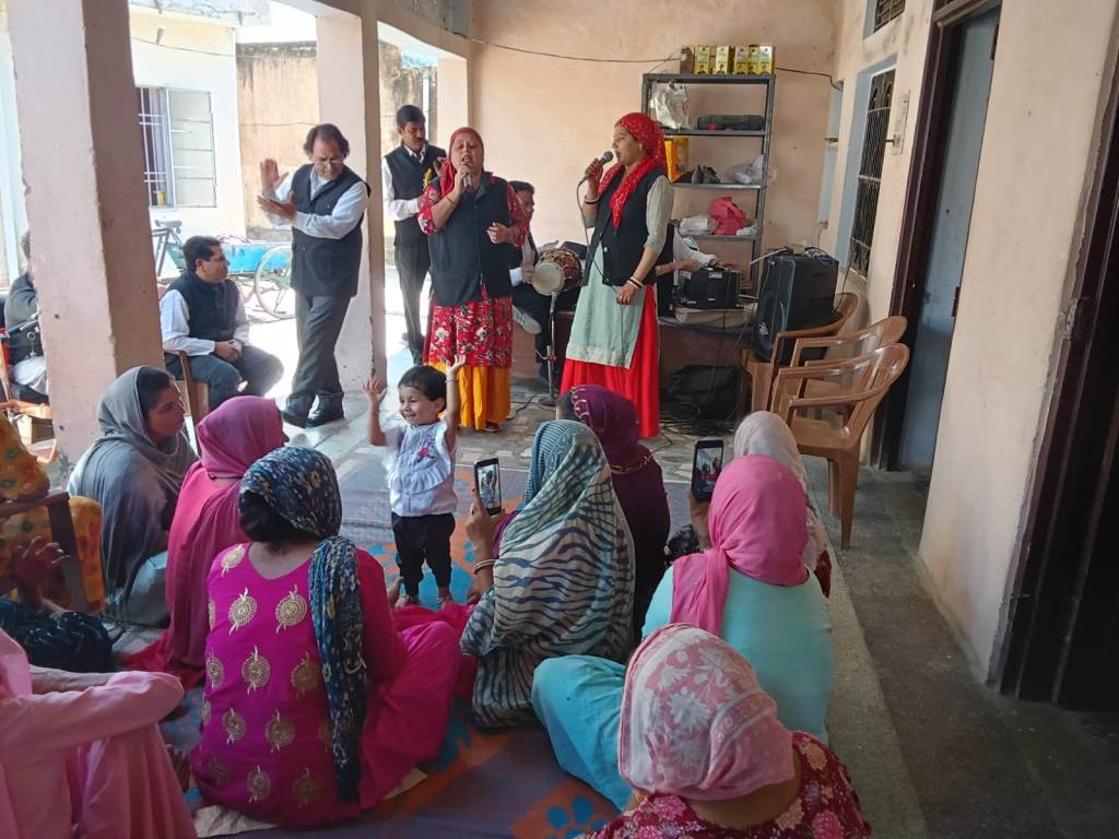 विशेष प्रचार अभियान के तहत जन कल्याणकारी योजनाओं और नशा निवारण पर जागरूक किए ग्रामीण